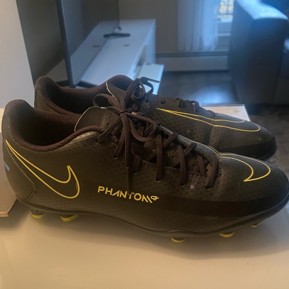 EUC Boys Youth Nike Cleats 3.5Y